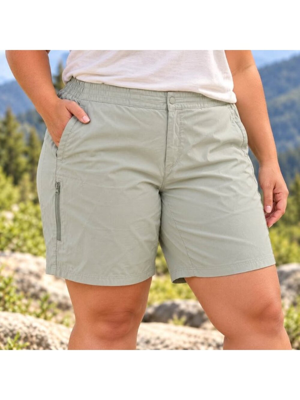 Columbia Women’s 20W Light Moss Hiking Shorts Zip Pocket